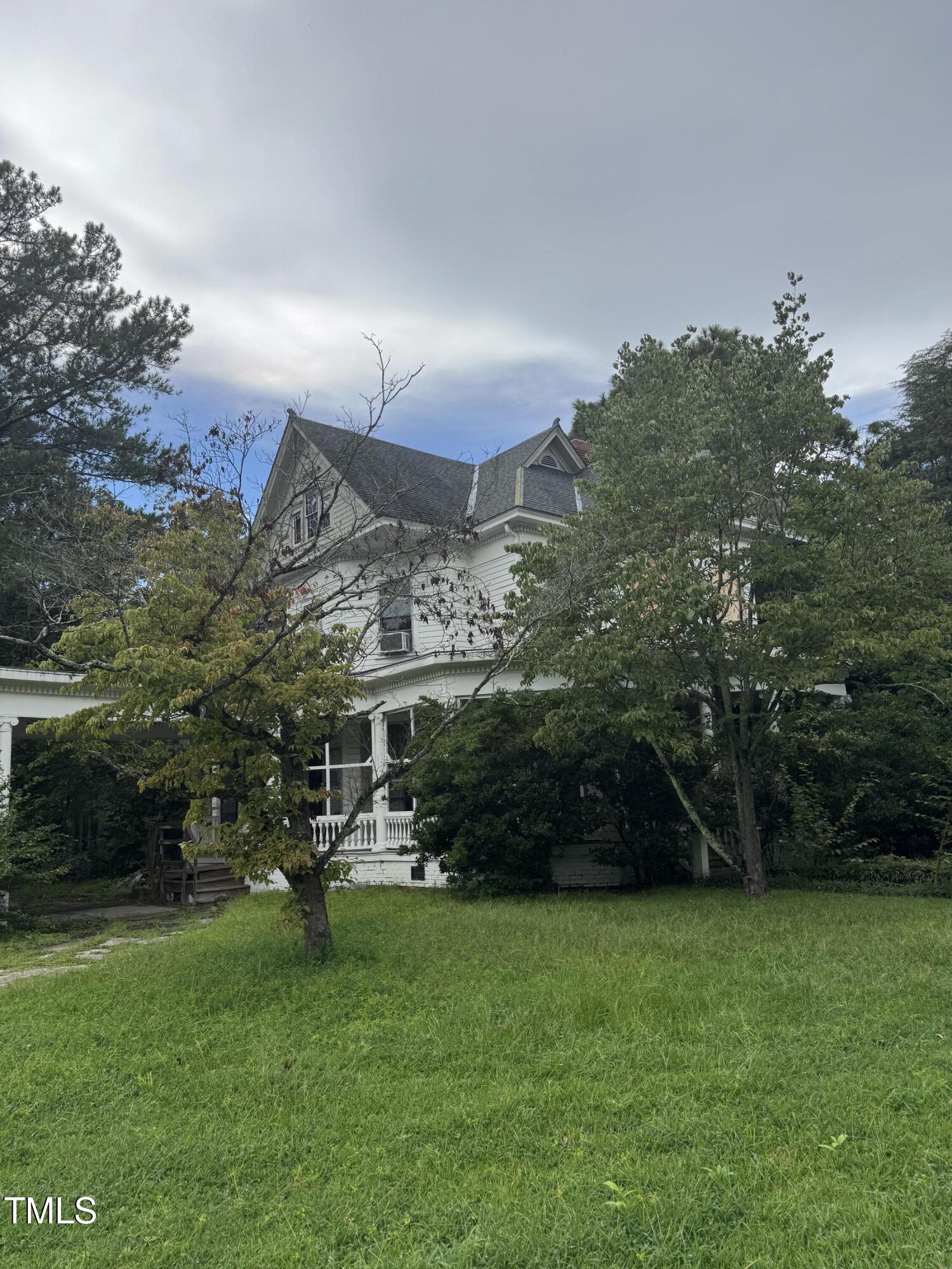 103 W Burnette Avenue