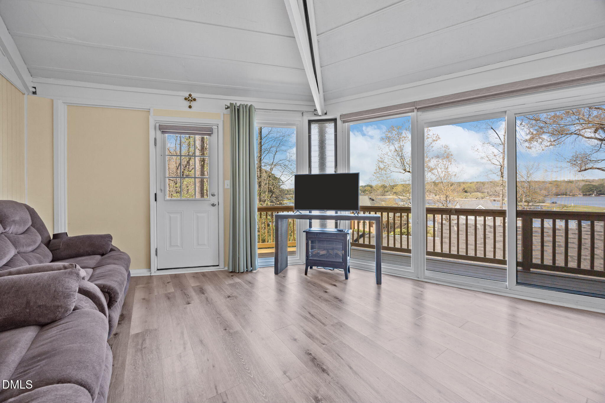 819 & 818 Hilltop Circle