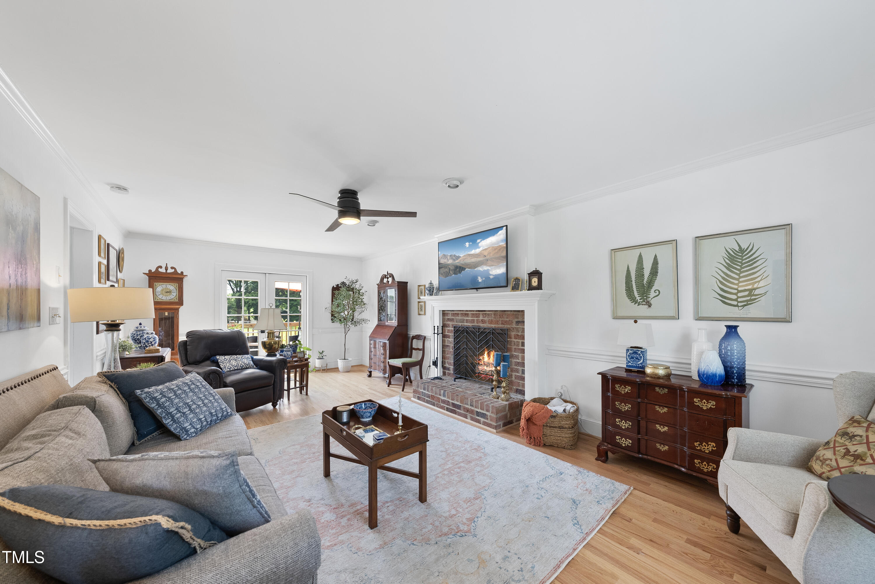 6 W Canterbury Court