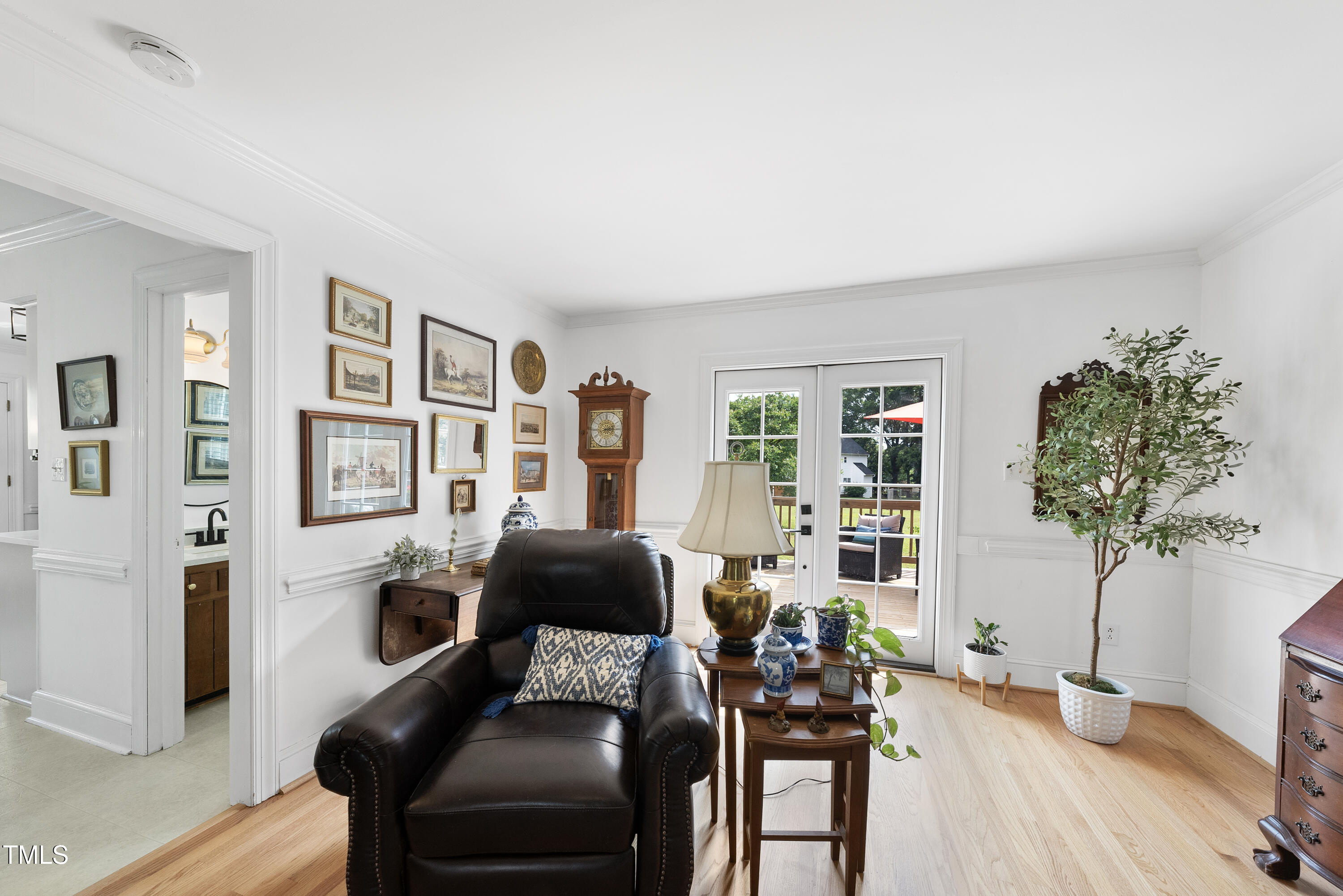 6 W Canterbury Court