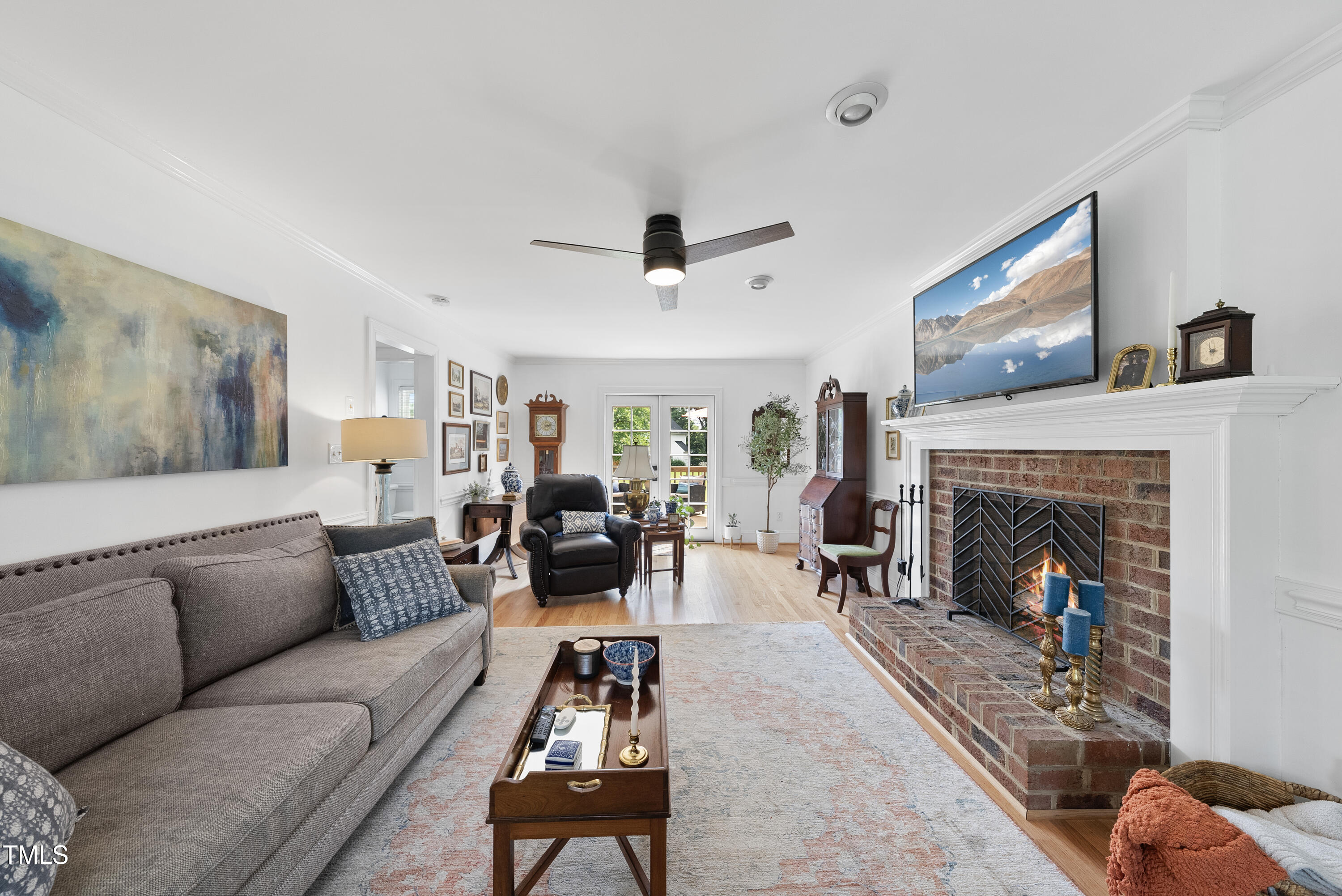 6 W Canterbury Court