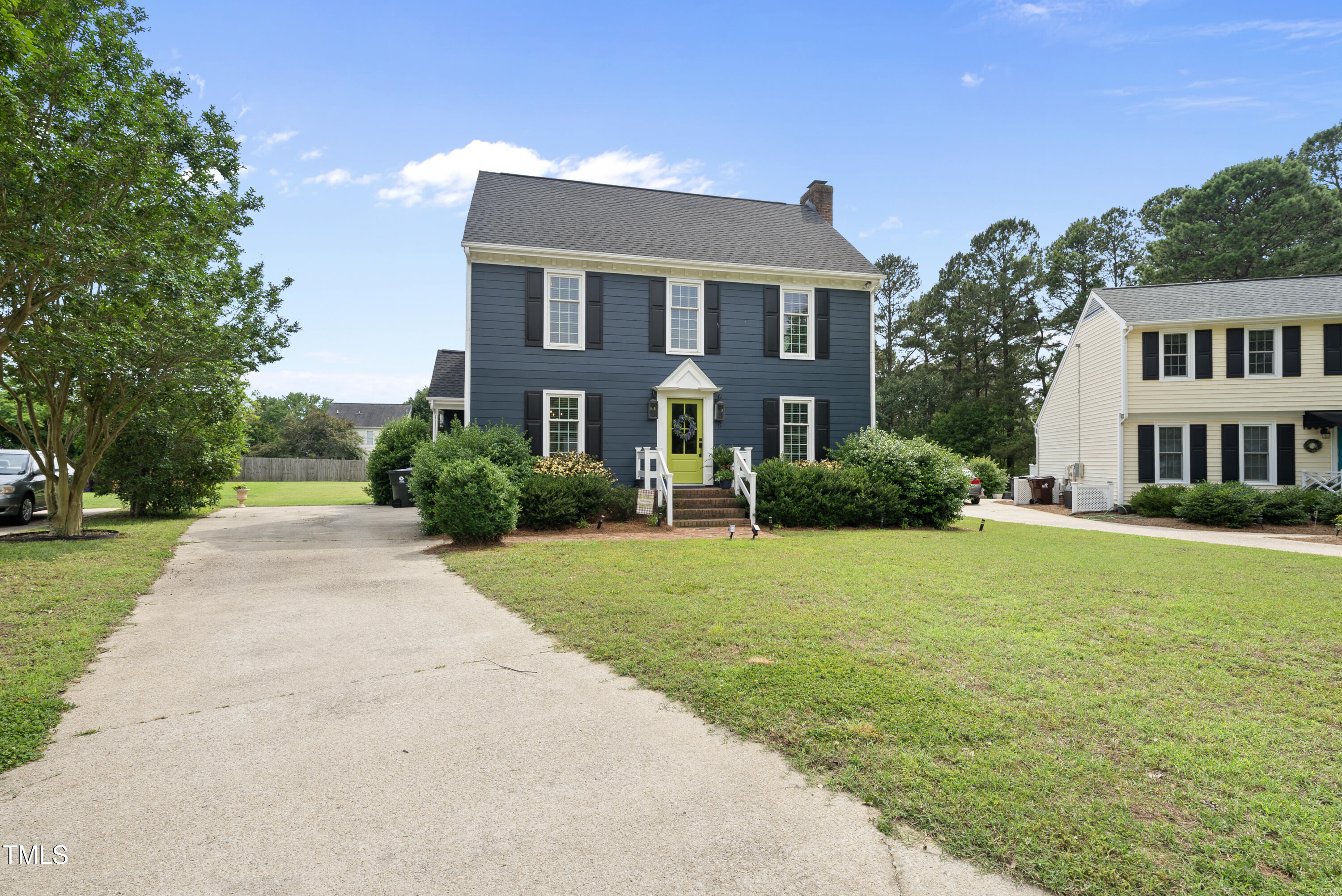 6 W Canterbury Court