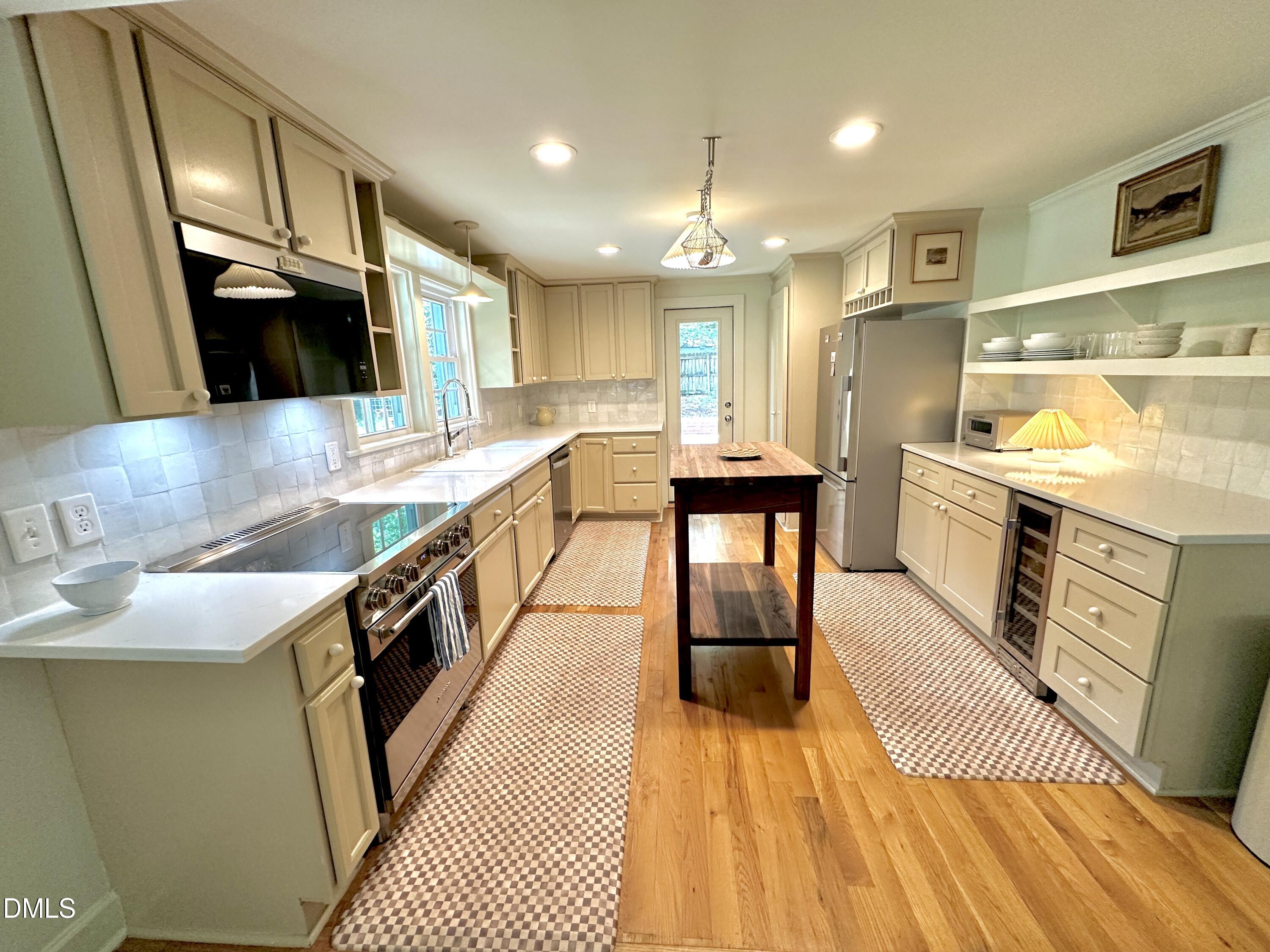 107 E Poplar Avenue