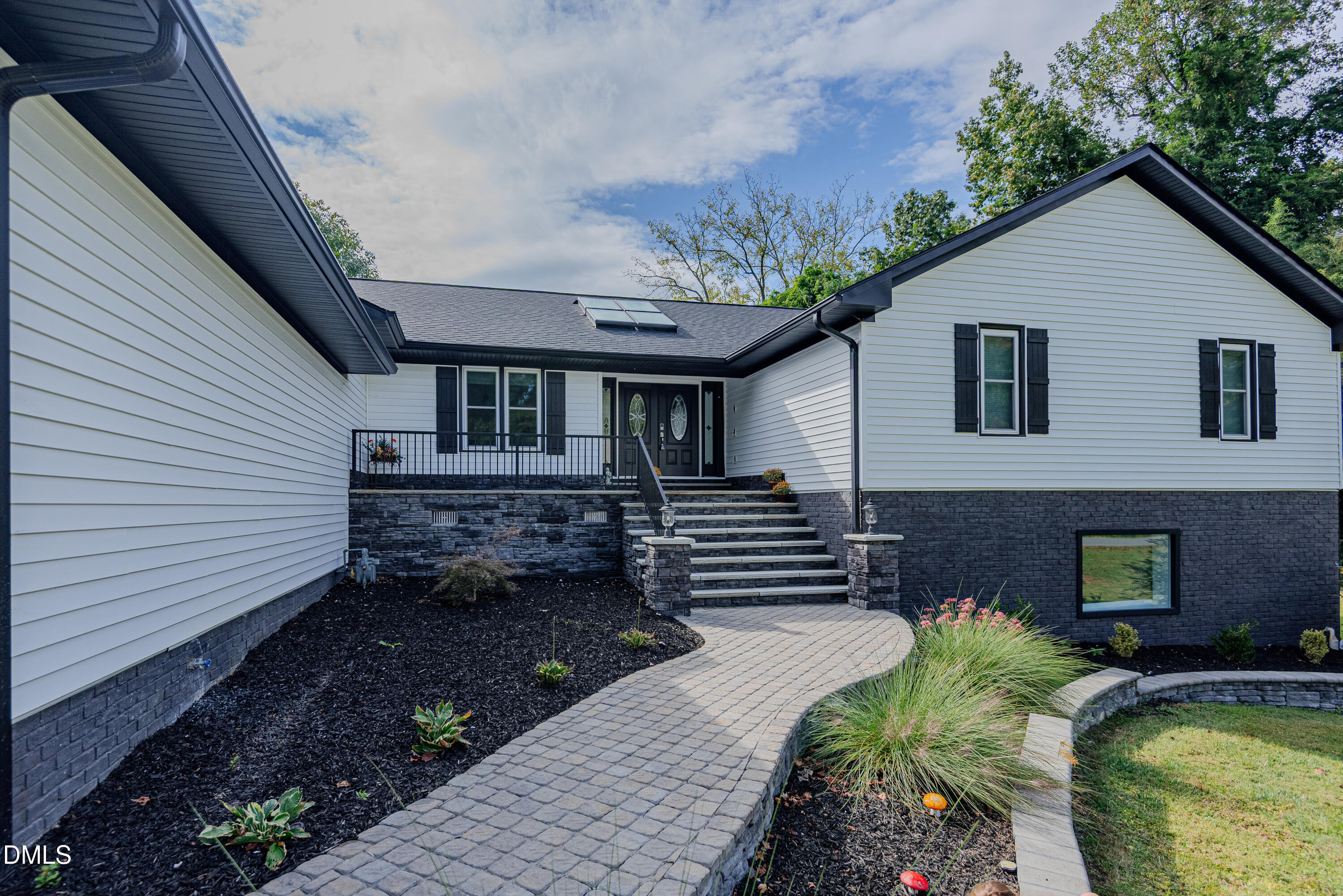 115 Coachlight Trail