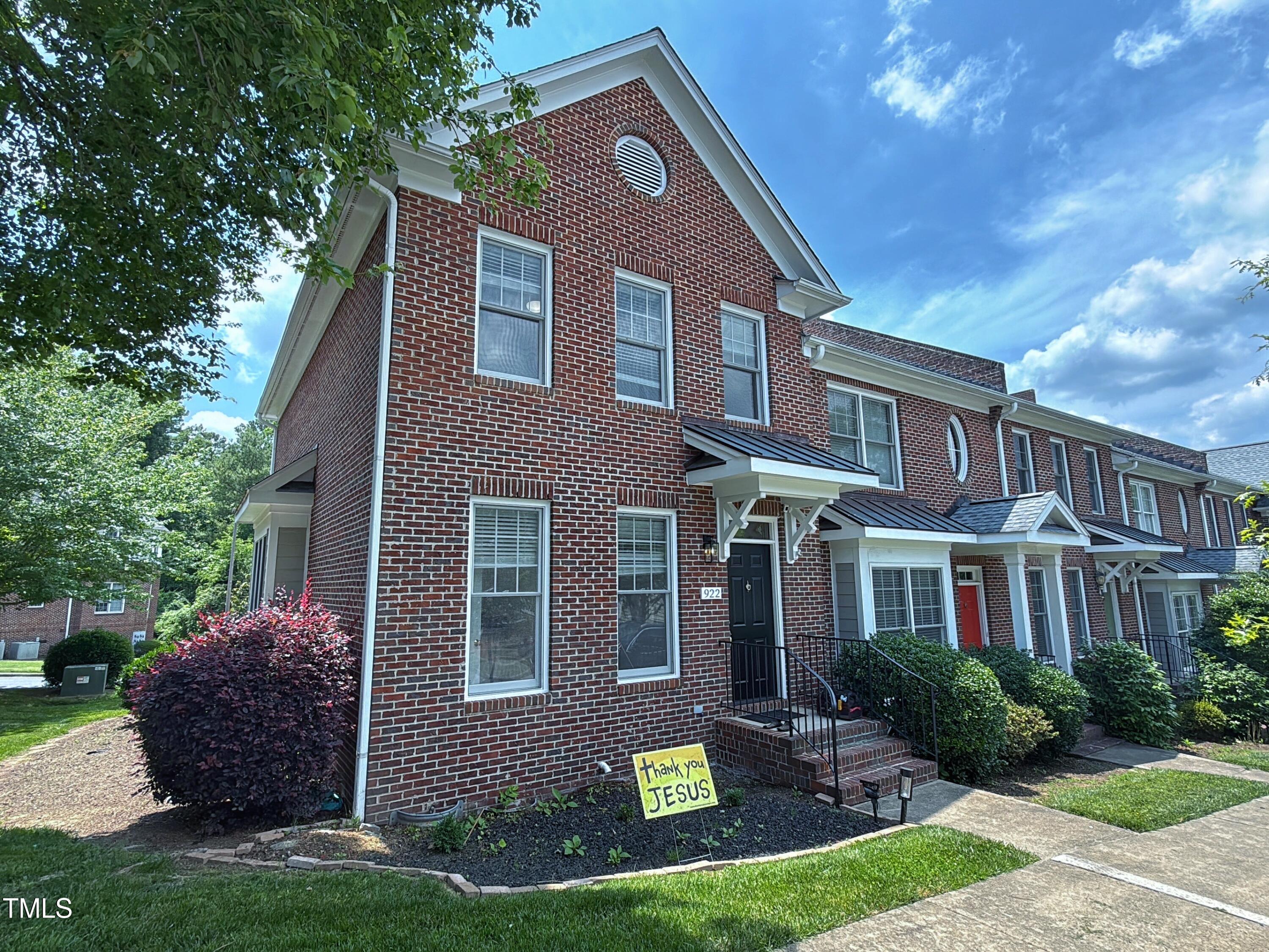 922 Edgewater Circle