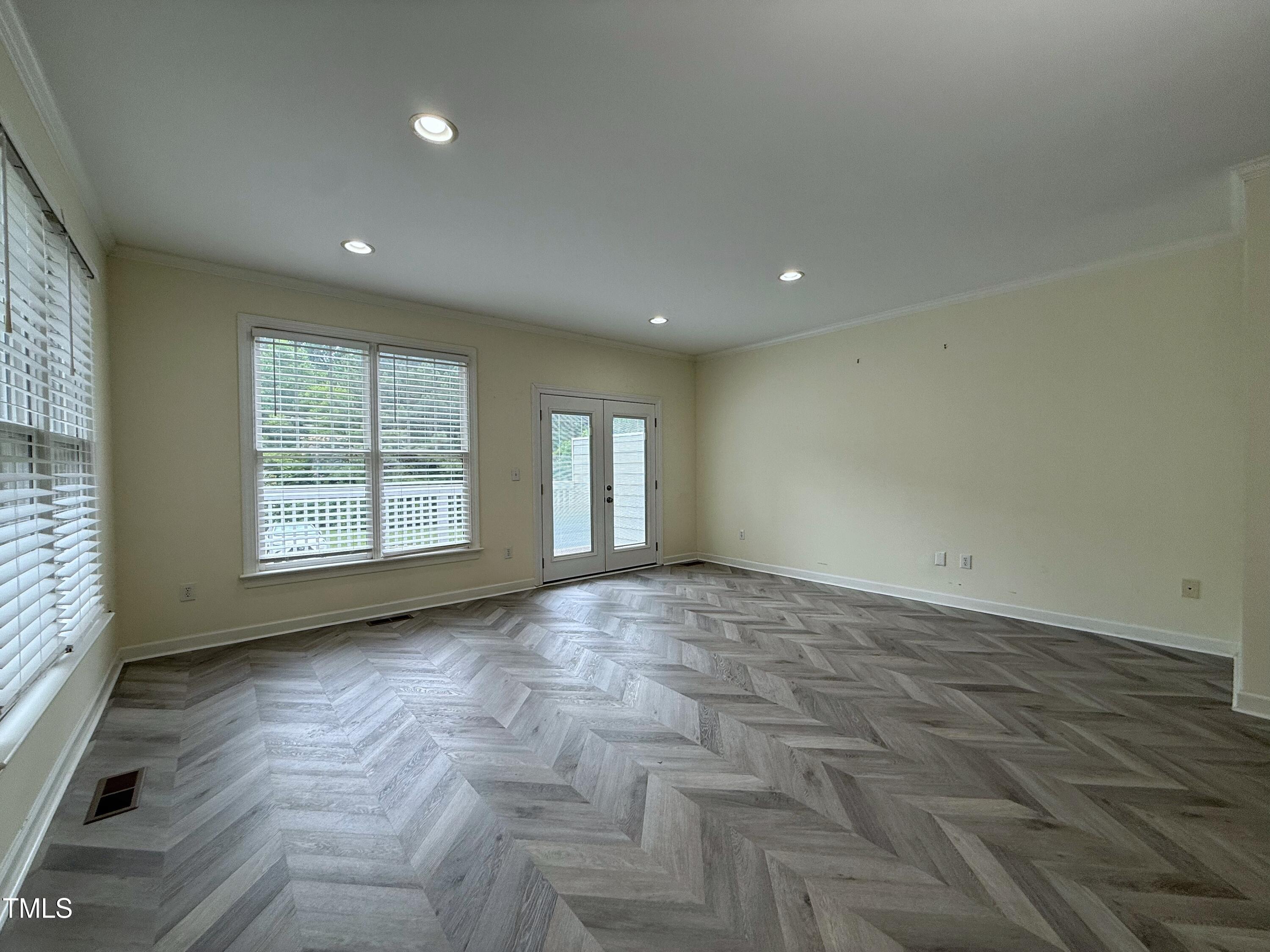 922 Edgewater Circle