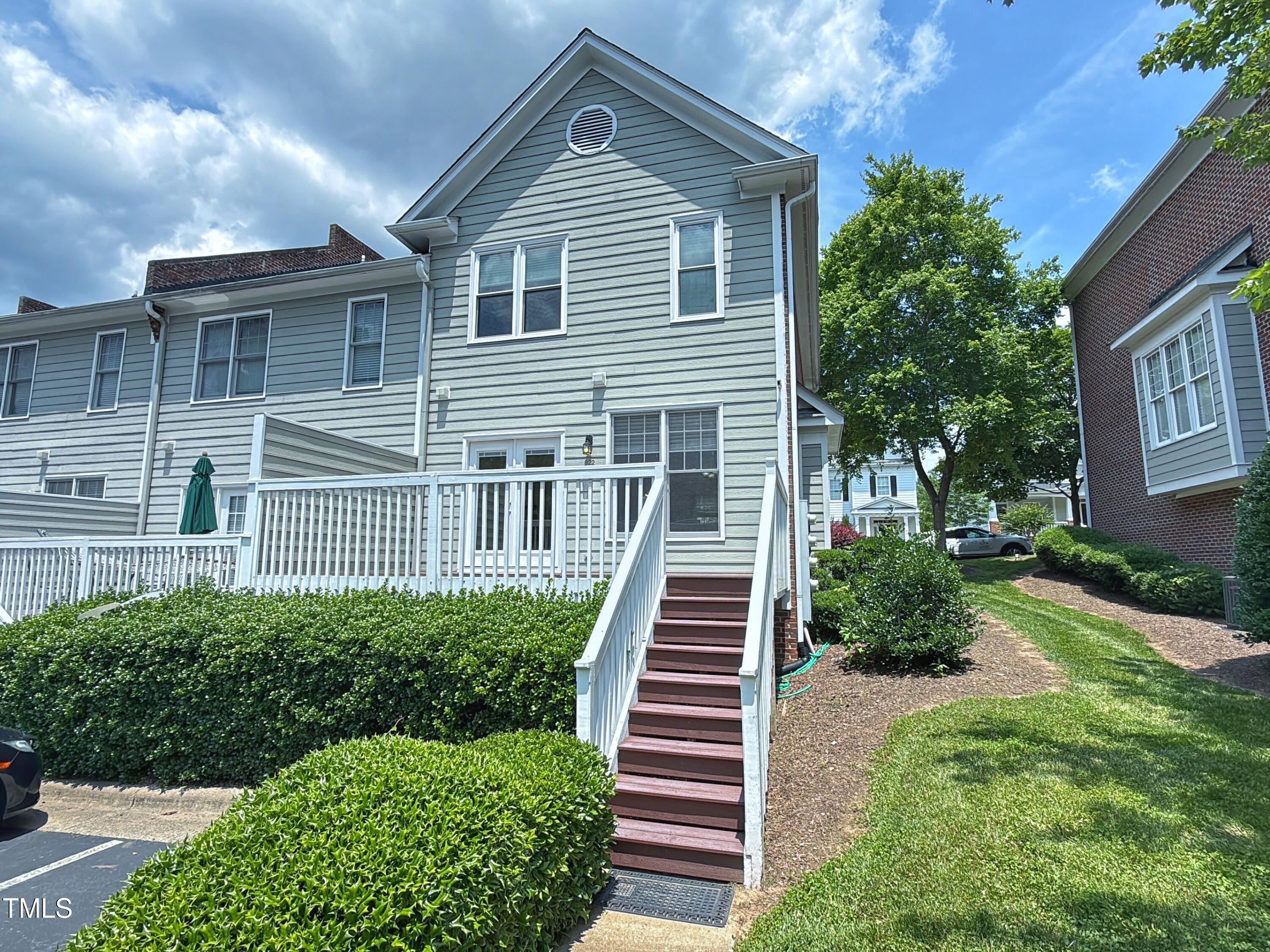 922 Edgewater Circle