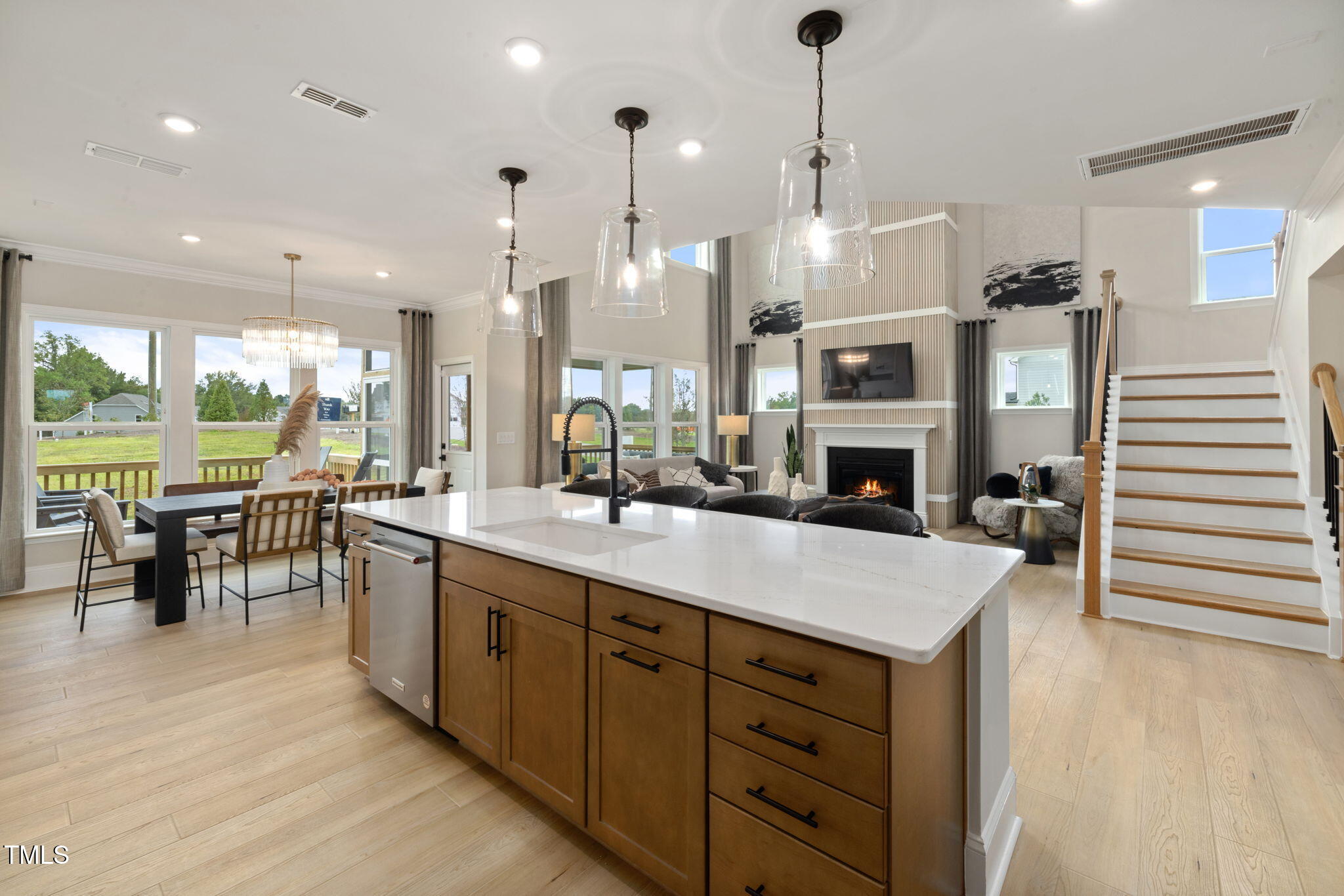 27 W Silver Bridle Trail