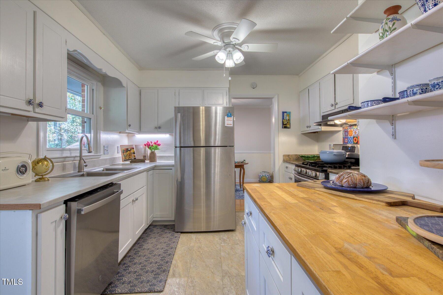 Chapel Hill, North Carolina 27516, United States, 4 Bedrooms Bedrooms, ,3 BathroomsBathrooms,Residential,Pending,77631