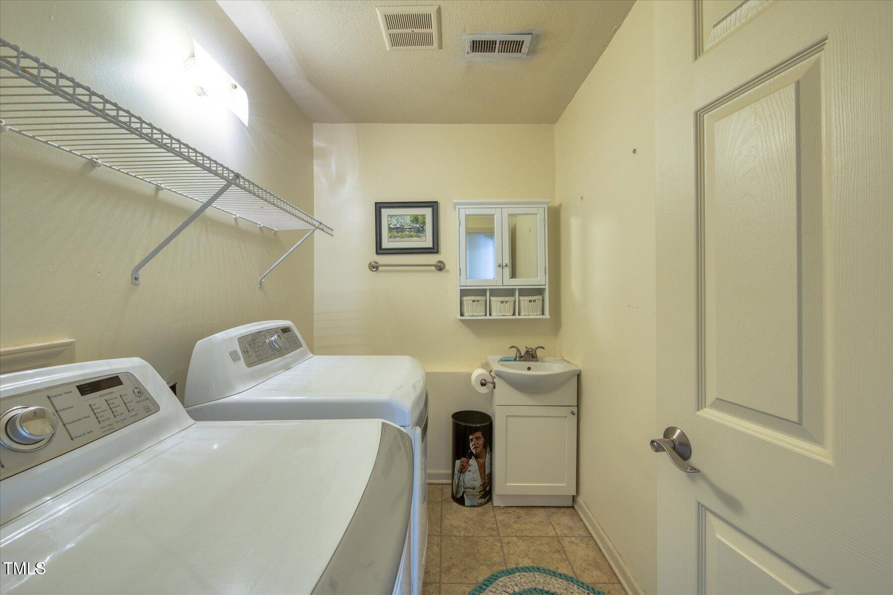 Chapel Hill, North Carolina 27516, United States, 4 Bedrooms Bedrooms, ,3 BathroomsBathrooms,Residential,Pending,77631