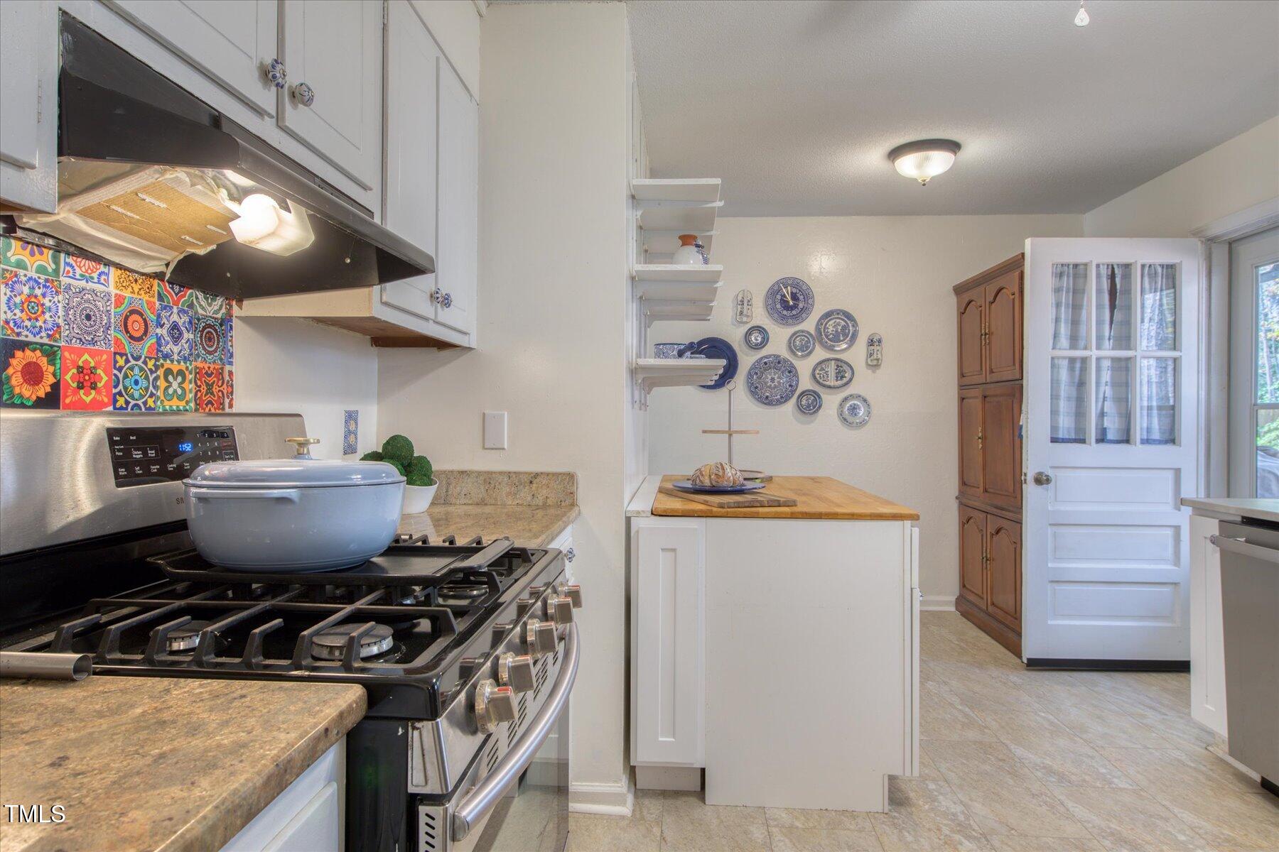 Chapel Hill, North Carolina 27516, United States, 4 Bedrooms Bedrooms, ,3 BathroomsBathrooms,Residential,Pending,77631