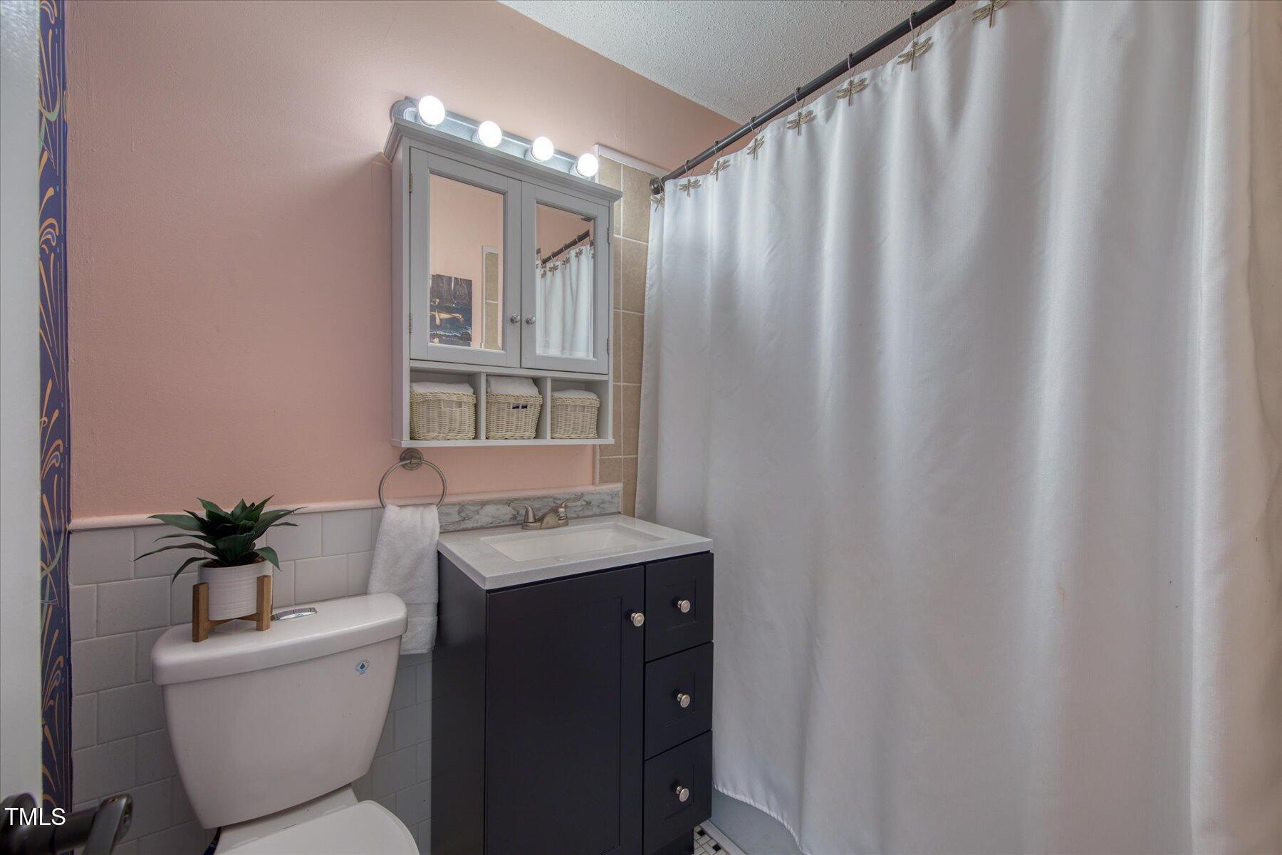 Chapel Hill, North Carolina 27516, United States, 4 Bedrooms Bedrooms, ,3 BathroomsBathrooms,Residential,Pending,77631