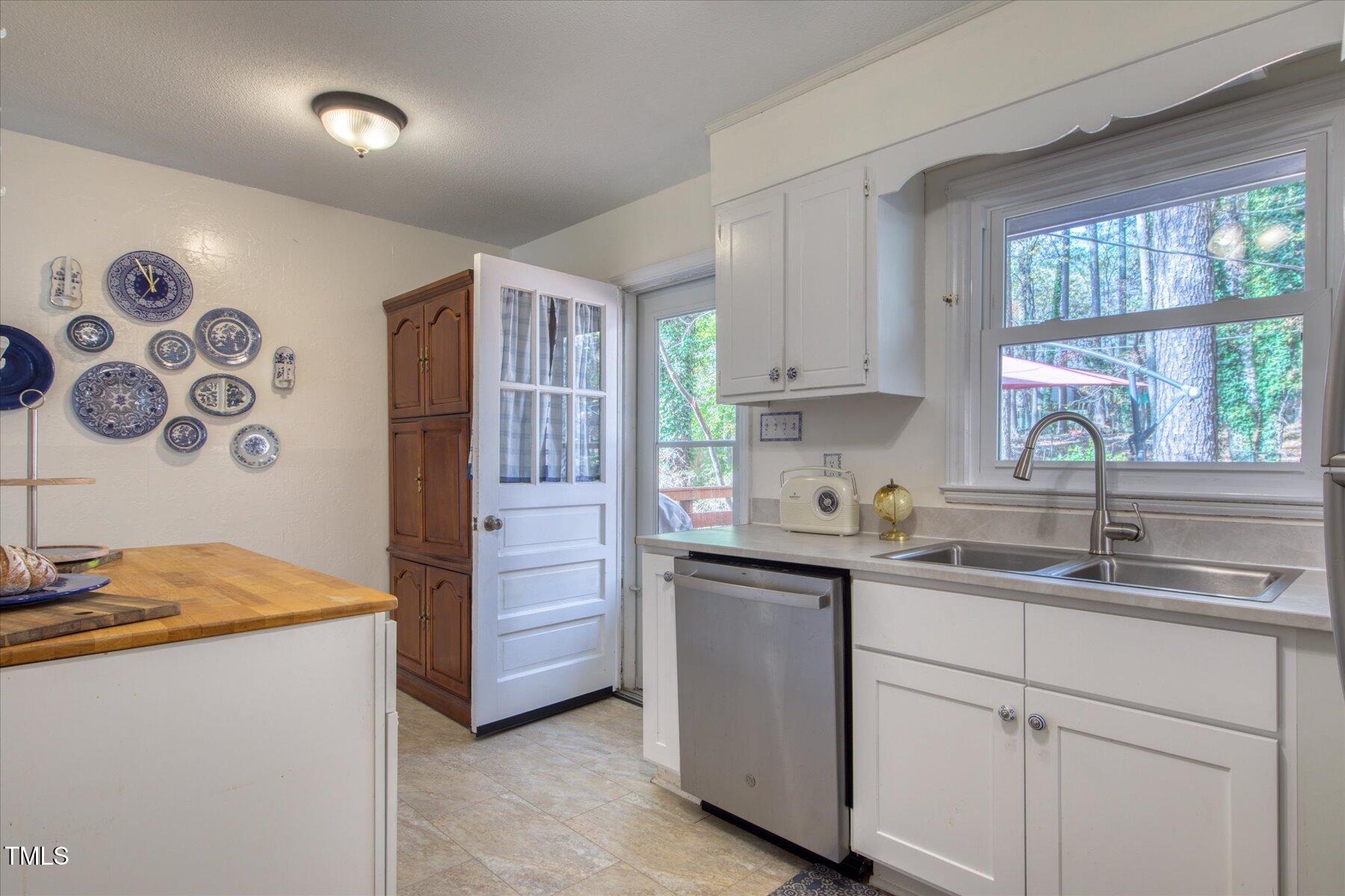 Chapel Hill, North Carolina 27516, United States, 4 Bedrooms Bedrooms, ,3 BathroomsBathrooms,Residential,Pending,77631