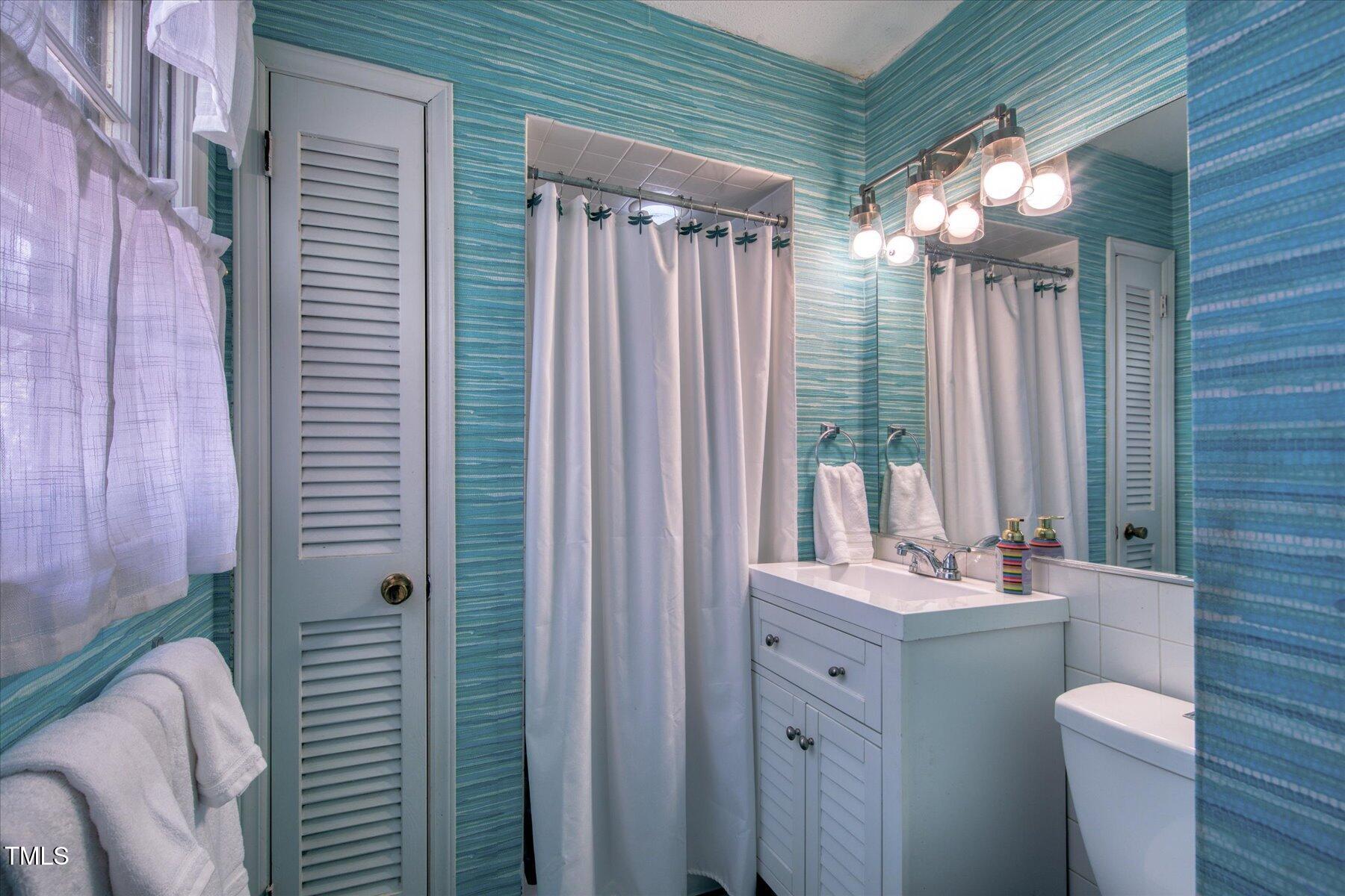 Chapel Hill, North Carolina 27516, United States, 4 Bedrooms Bedrooms, ,3 BathroomsBathrooms,Residential,Pending,77631