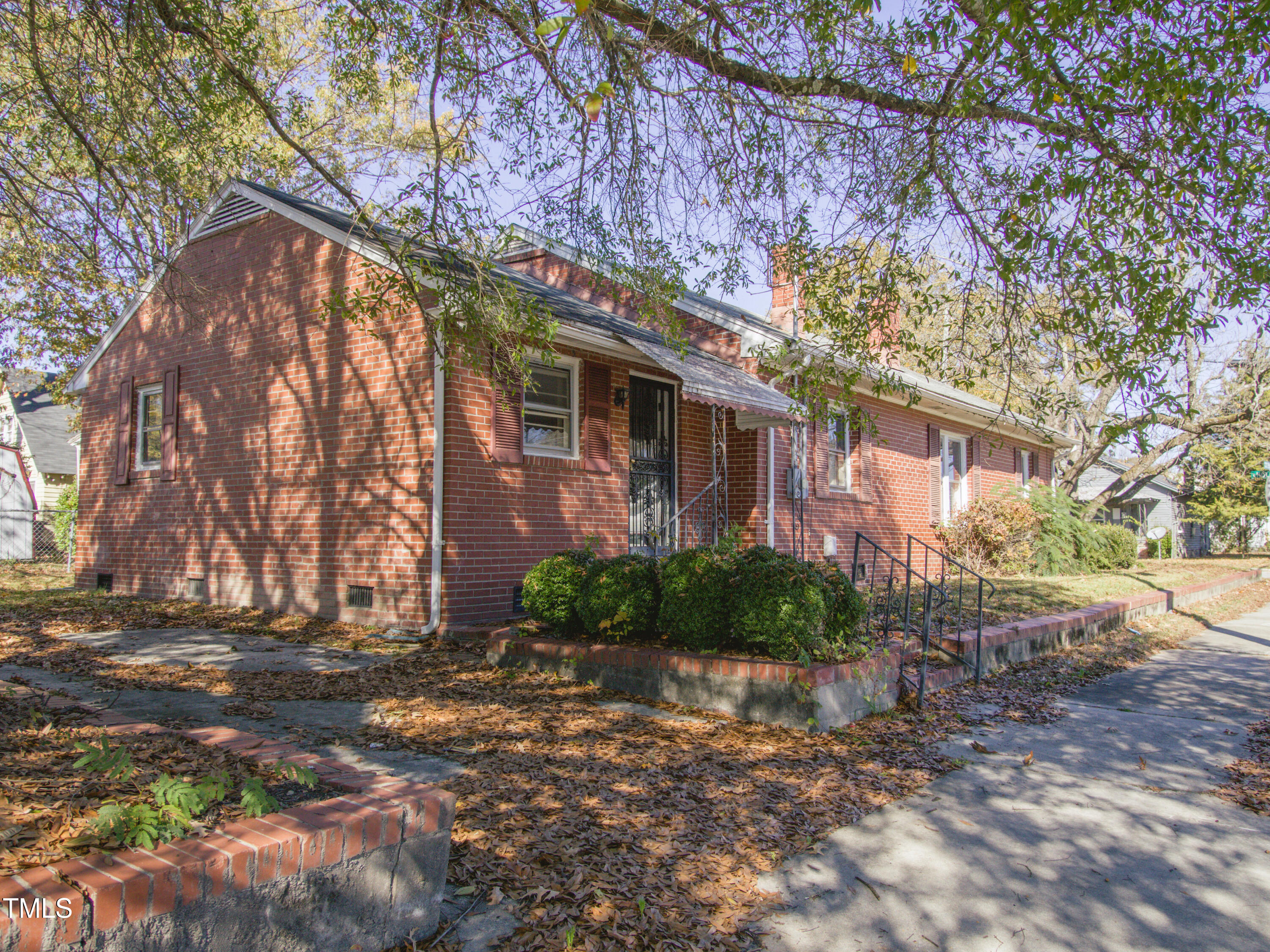 823 E Holly Street