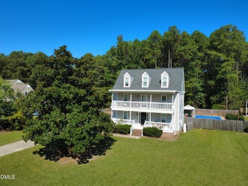 2037 Queen Charlotte Place Raleigh NC 27610