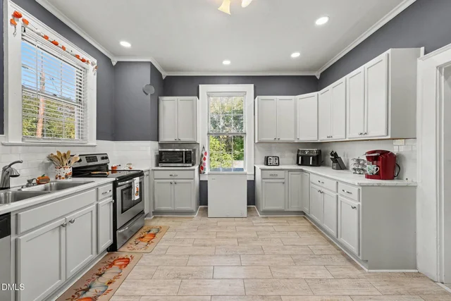 214 N Henry Street, photo 4 of 30