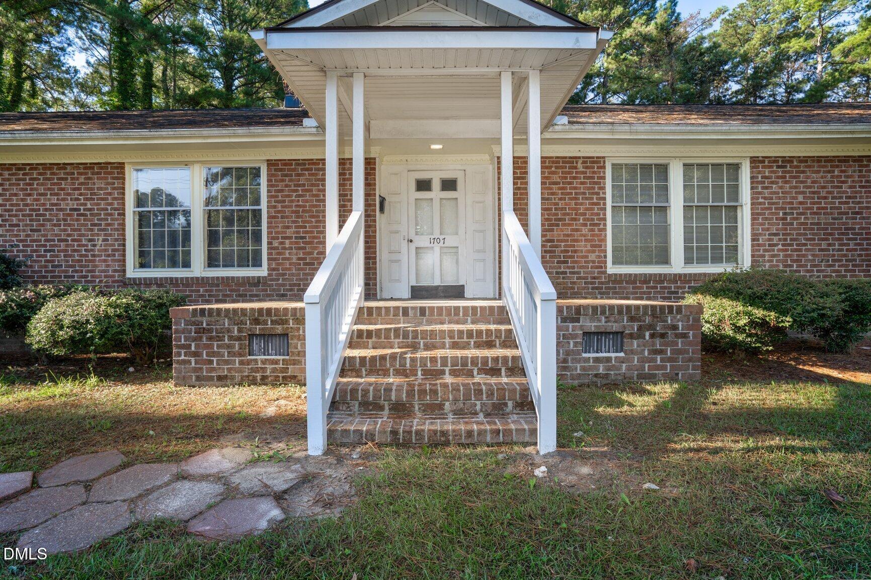 1707 Roxbury Drive N