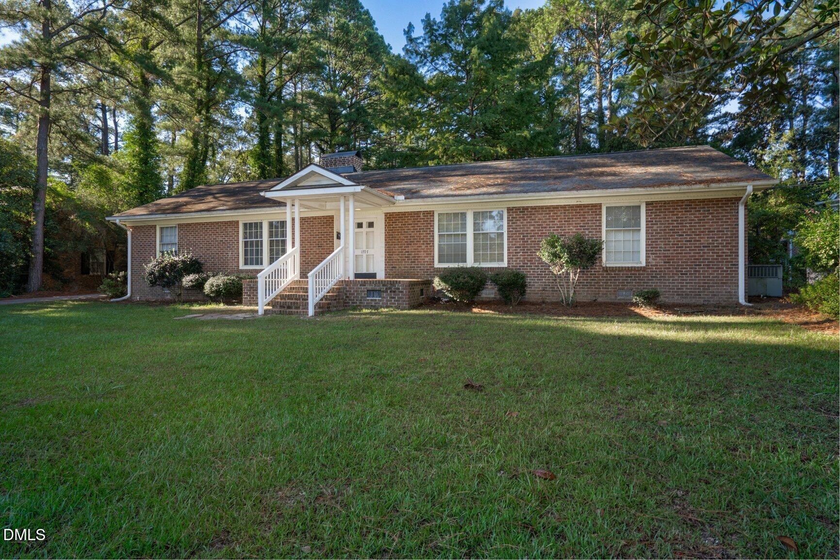 1707 Roxbury Drive N