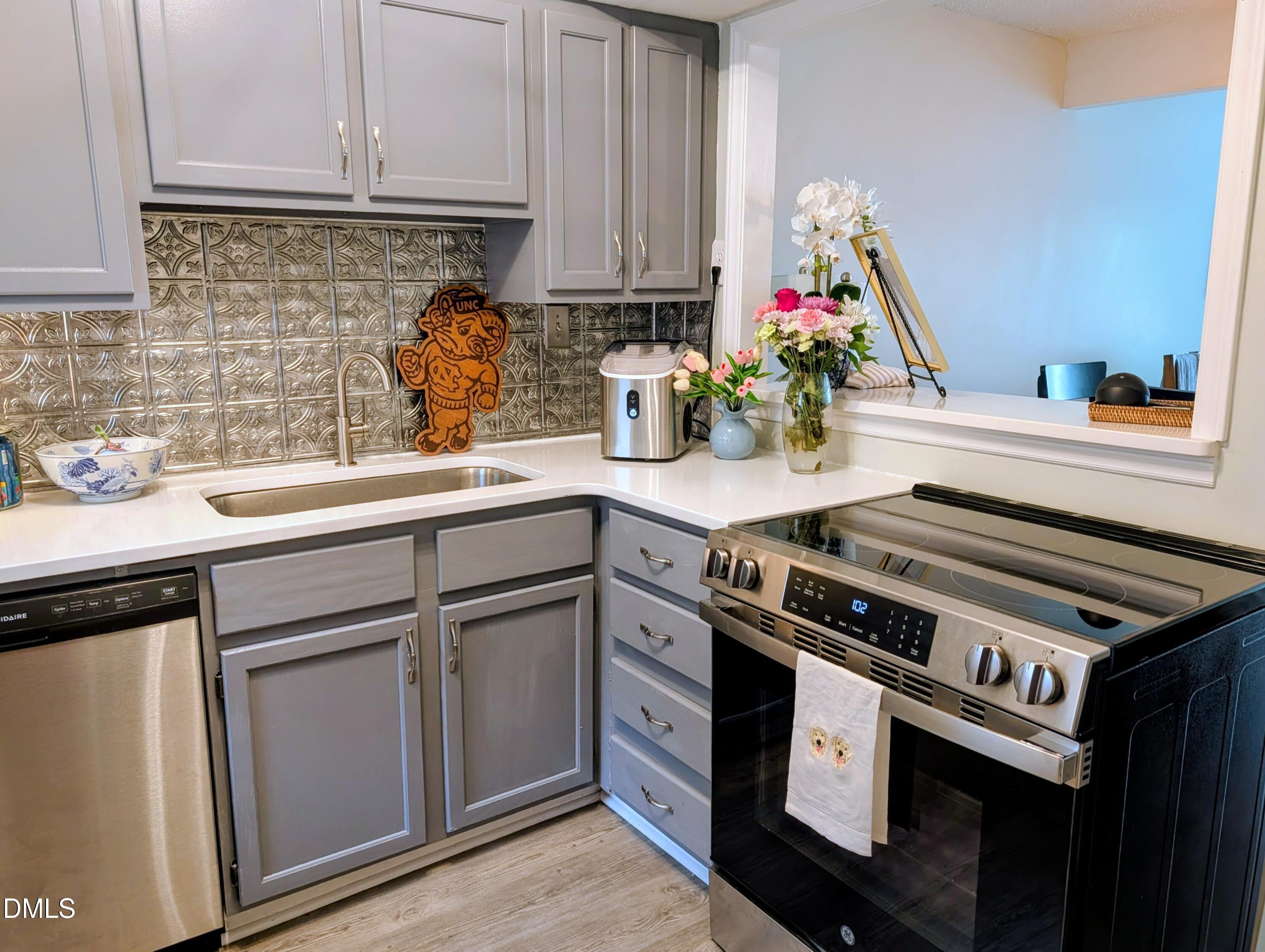 220 Elizabeth Street Apt F3
