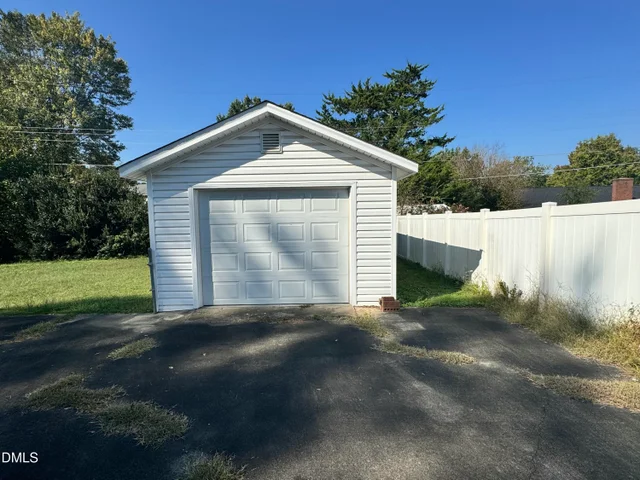 1008 Sherwood Drive, photo 2 of 3