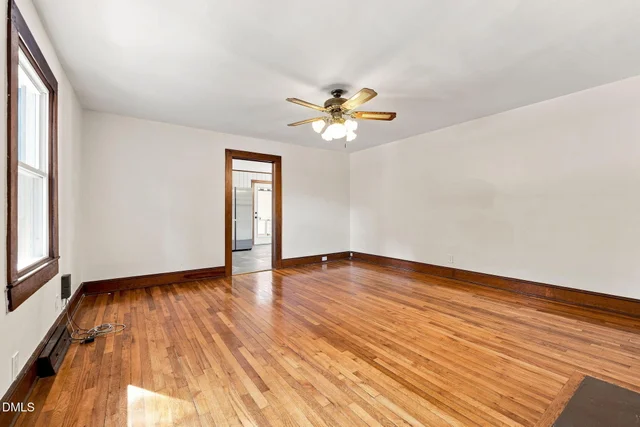 102 W Cardwell Street, photo 3 of 55