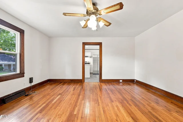 102 W Cardwell Street, photo 4 of 55