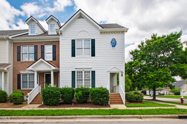 300 MADISON GROVE PL, CARY, NC 27519 - Image 56e67cb123a1cd02ba10581c55773ec0/4136676998