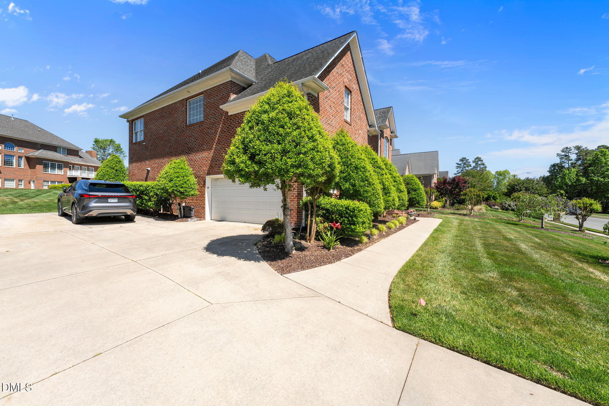736 Meadowood Drive