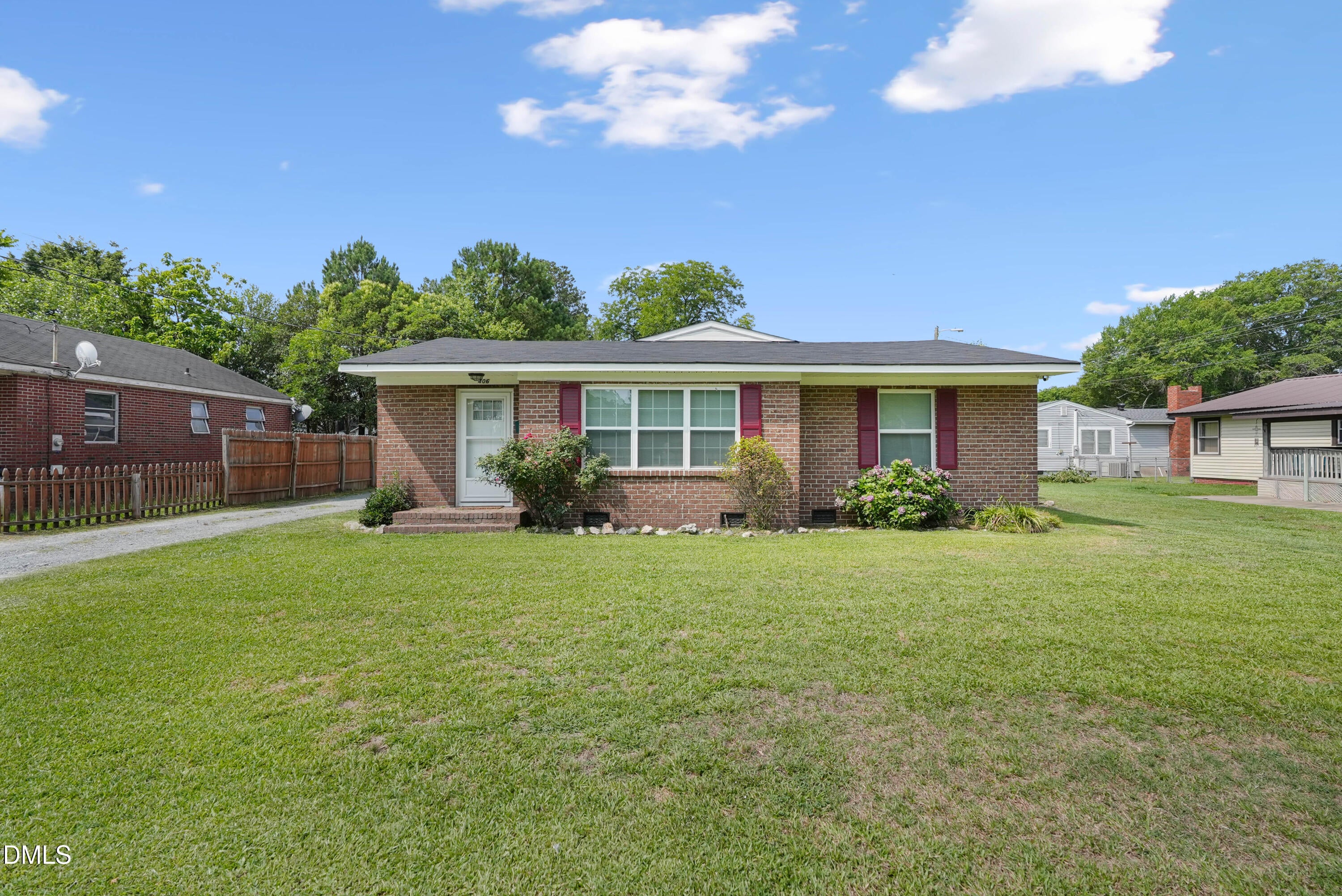 406 E Pearsall