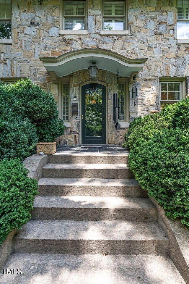 2501 Kenmore Drive