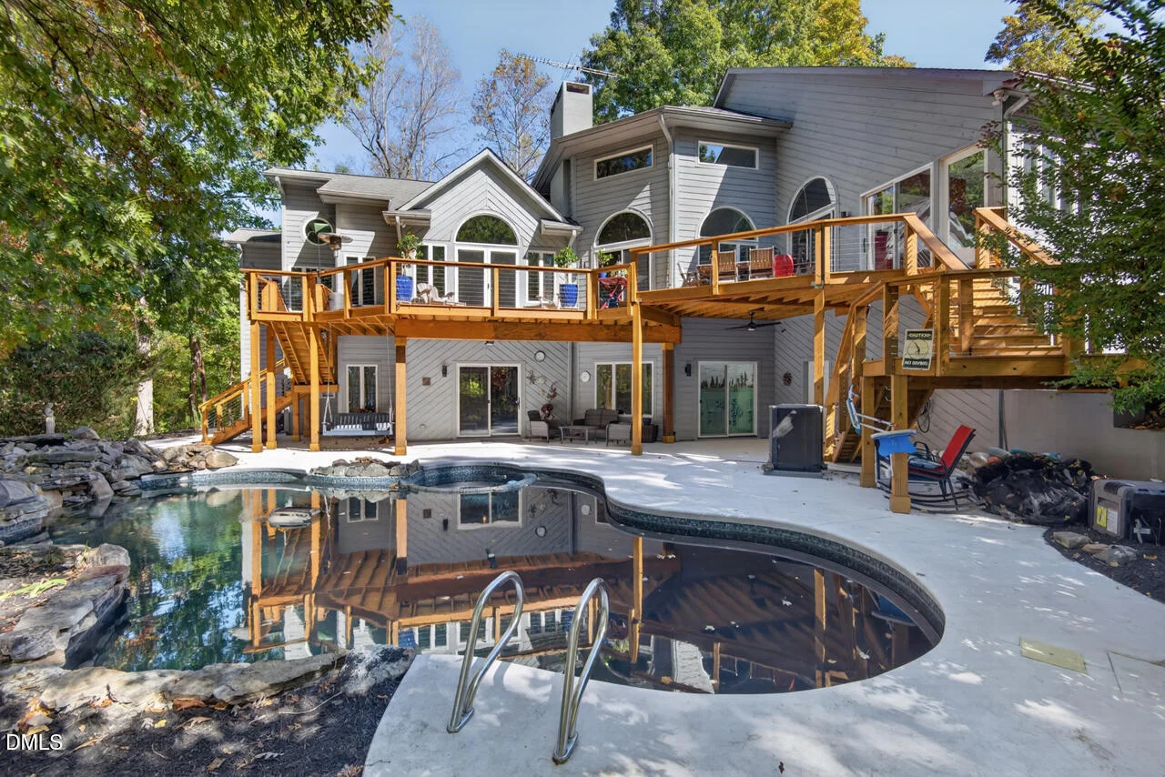 1070 Foxcliff Drive