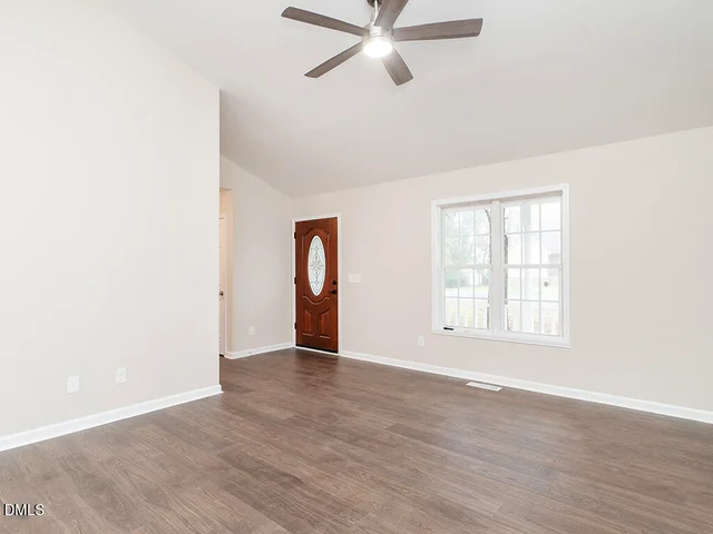 302 Carriage Loop, photo 4 of 19