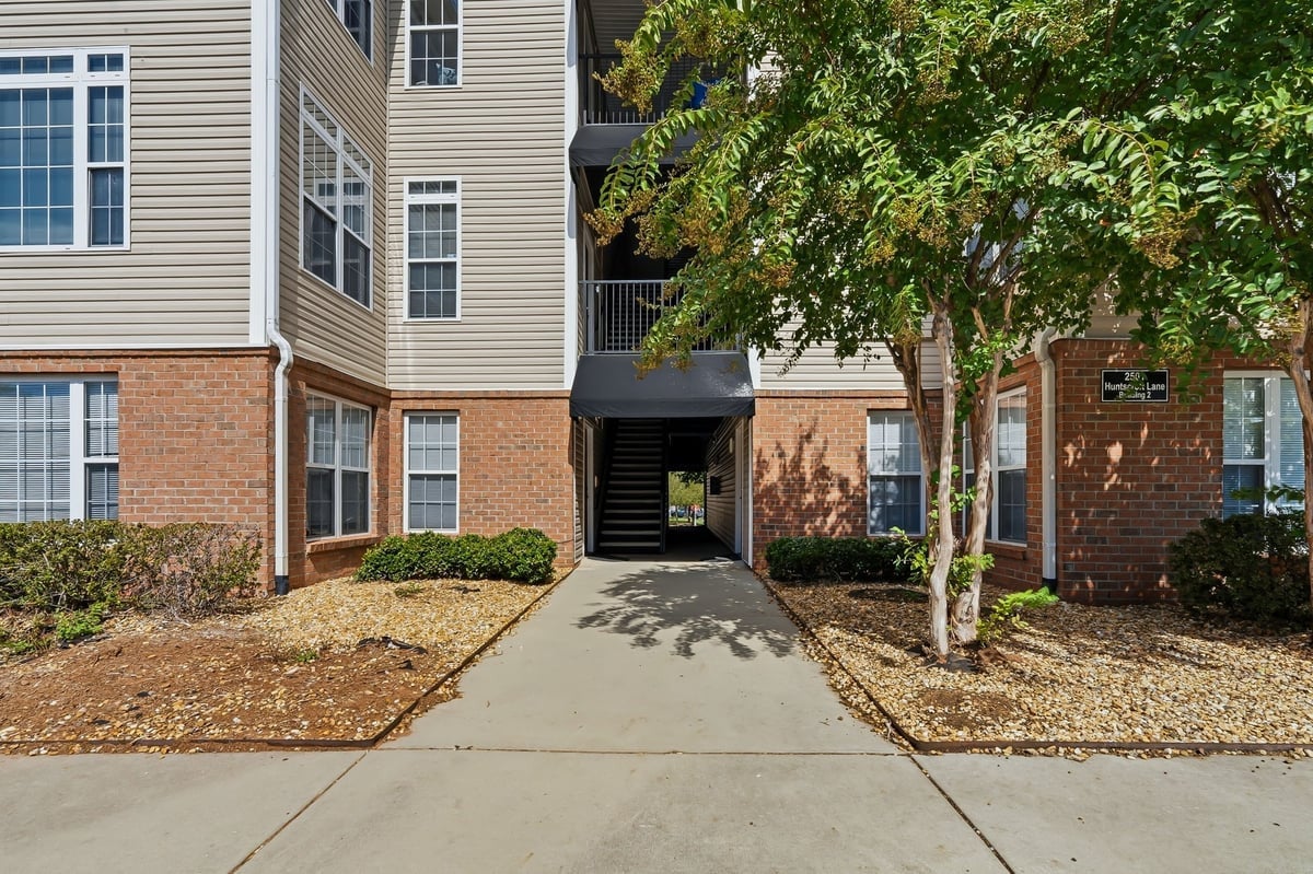 2501 Huntscroft Lane 300