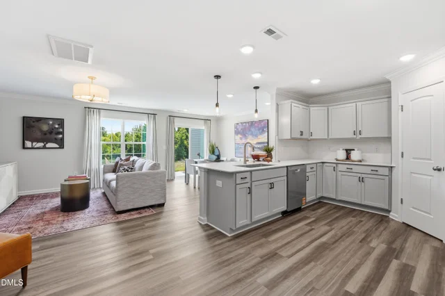 414 Mountain Pine Avenue, photo 4 of 43