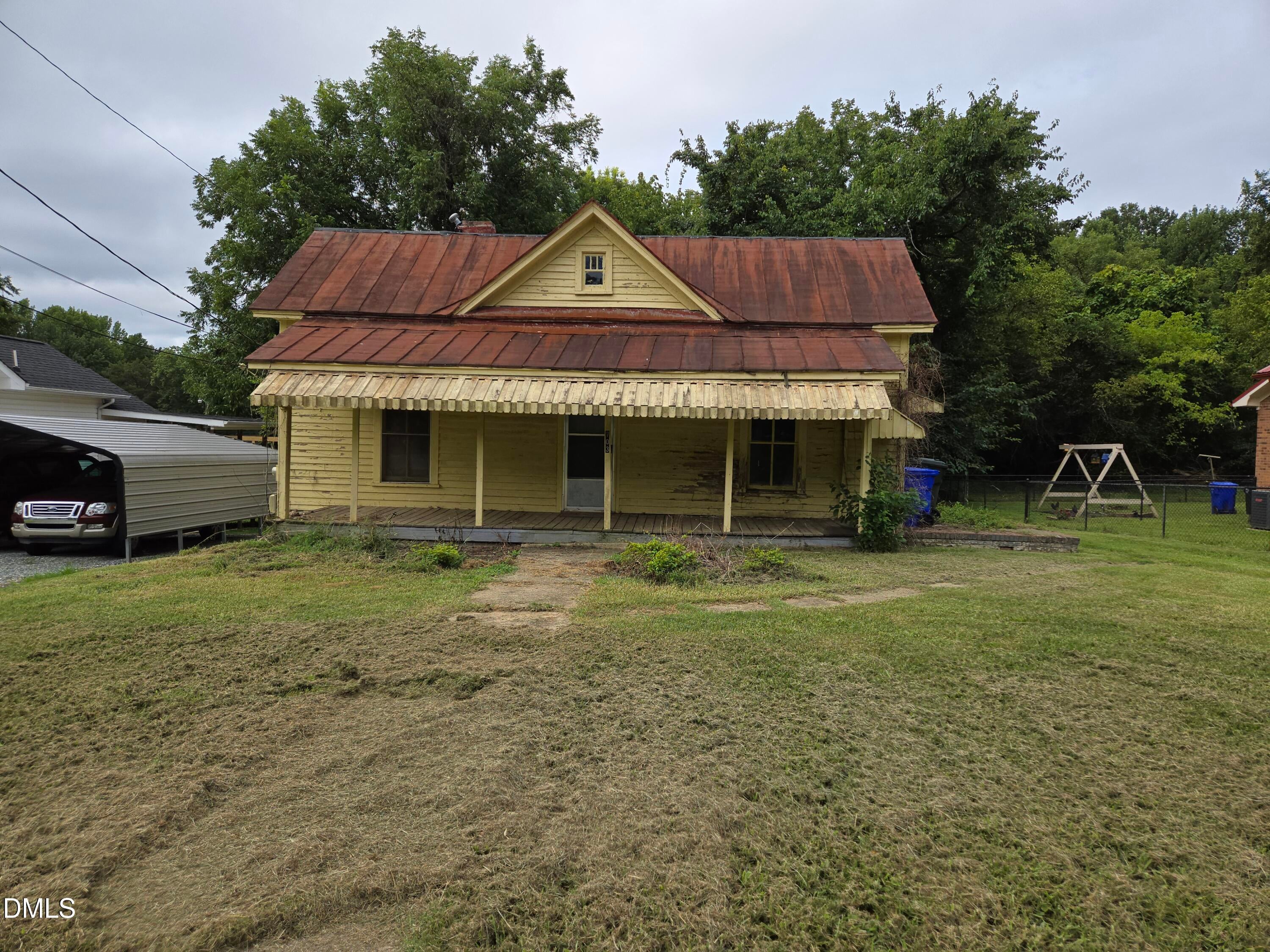 703 Holt Street W