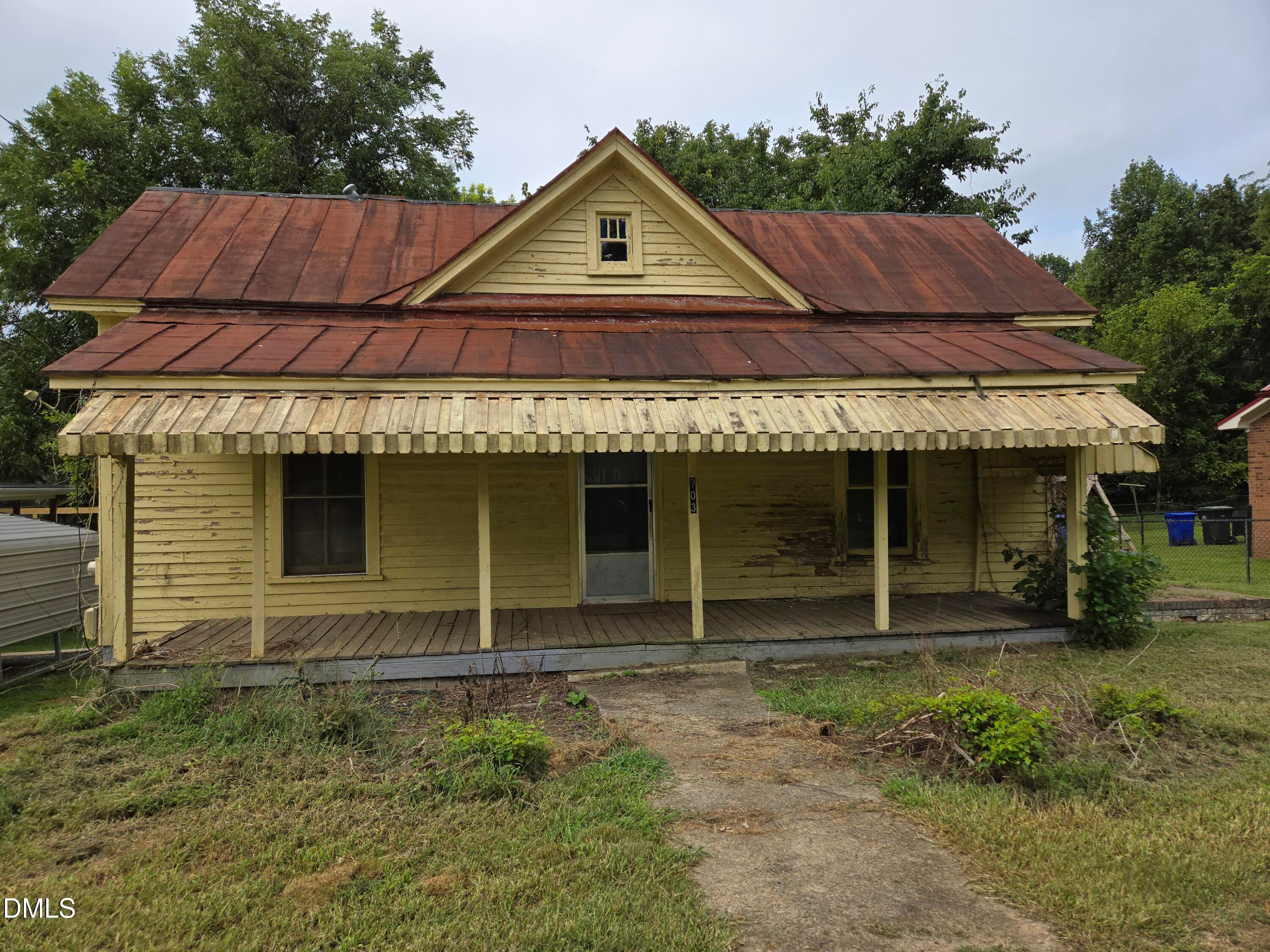 703 Holt Street W