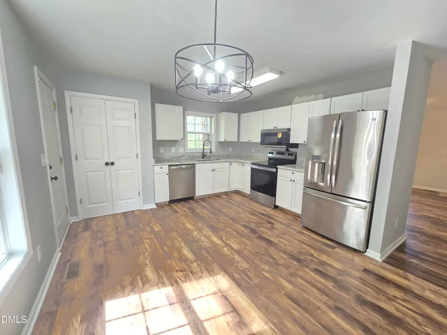 627 Kenneth Road, photo 4 of 23