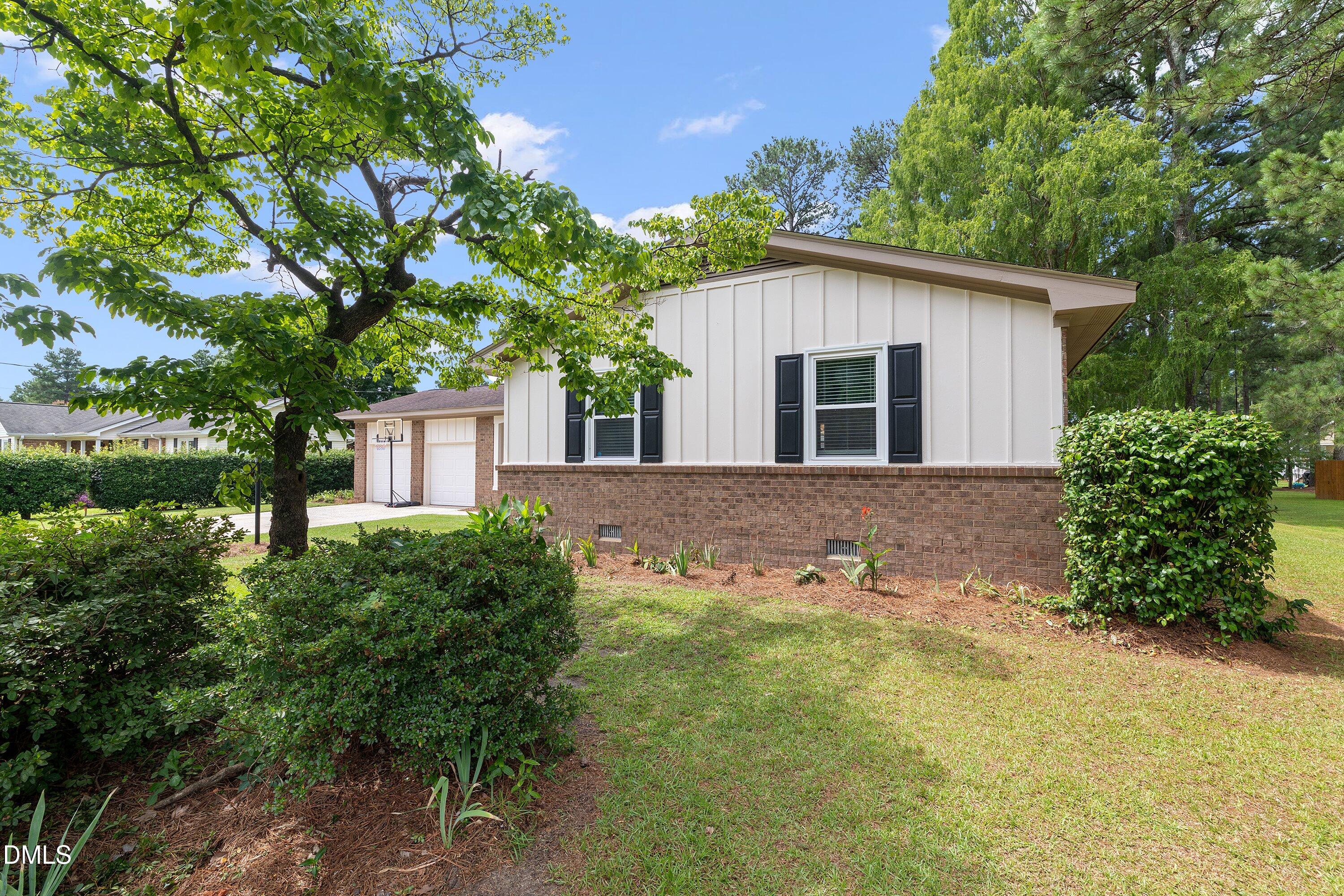1002 E Maplewood Drive