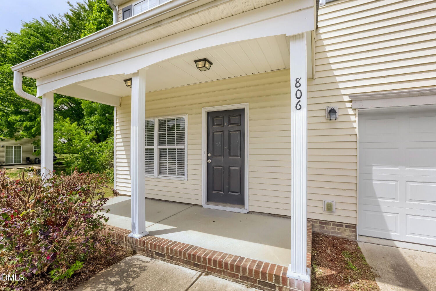 806 Laurens Way