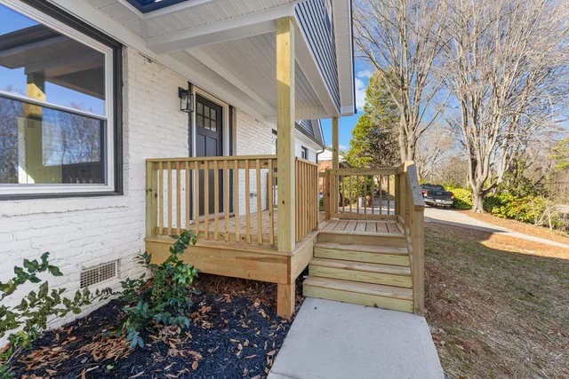 1009 Benjamin Parkway, photo 3 of 34