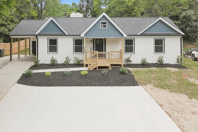 1009 Benjamin Parkway, photo 2 of 34