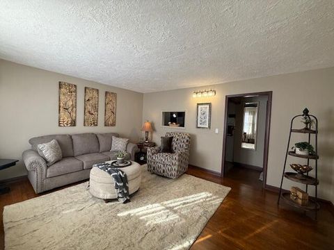 Photo of 1403 E Lindberg Street, Springfield, MO 65804 (MLS # 60310566)