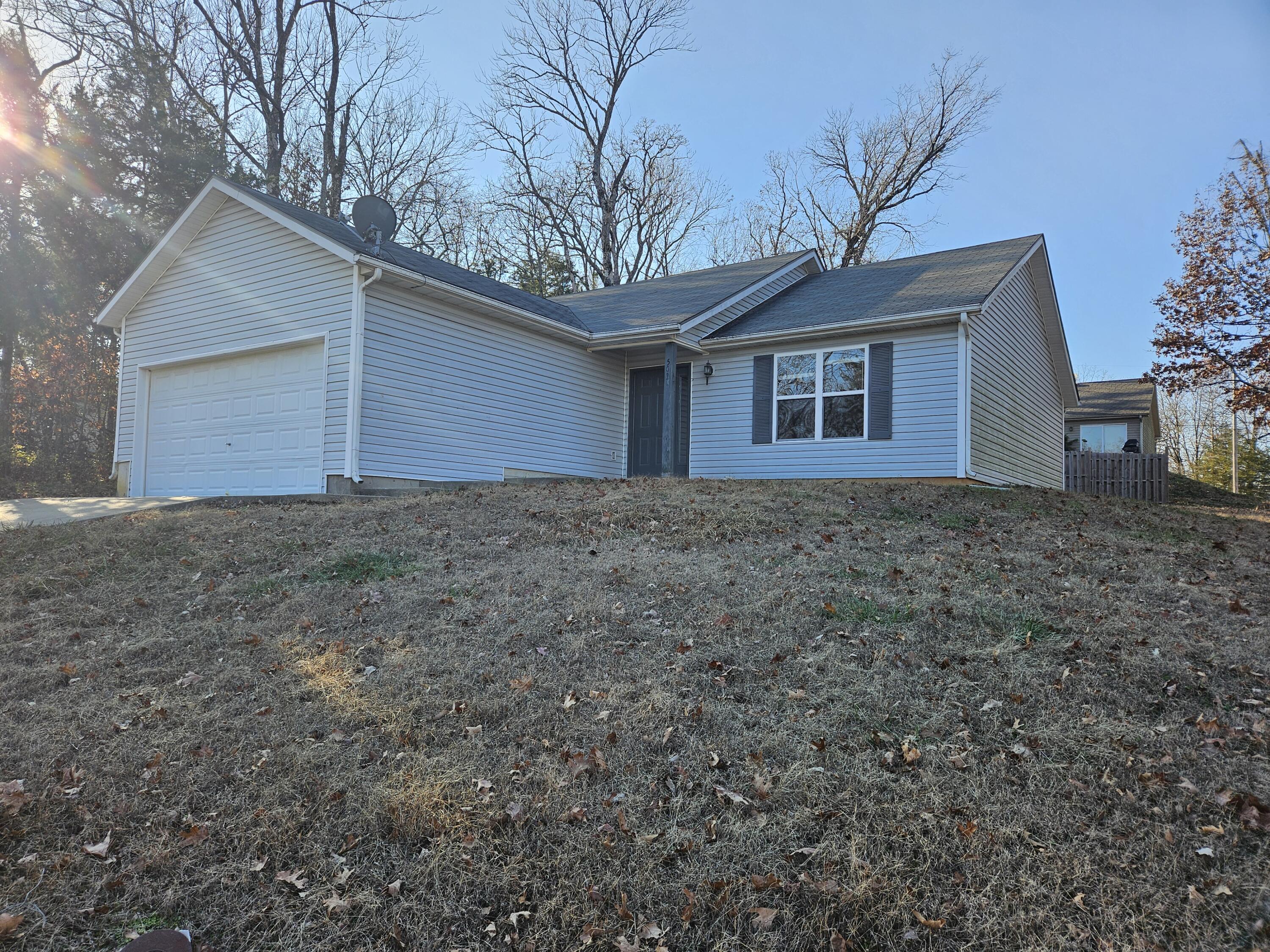 3 bedroom, 2 bath, 2 car garage home on nice lot.  Laminate flooring in kitchen and baths, carpet  in the bedrooms. Open floor plan with home all on one level. Convenient location. Minutes to Rockaway Beach at Lake Taneycomo for great trout fishing and water access. 15 minutes to Branson Landing, 20 minutes to Silver Dollar City and easy access to Highway 65 with a short 35 minute drive to Springfield