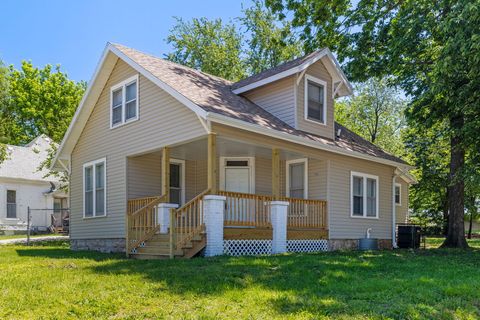 Photo of 1130 W Atlantic Street, Springfield, MO 65803 (MLS # 60324029)