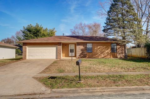 Photo of 2250 S Nettleton Avenue, Springfield, MO 65807 (MLS # 60310887)