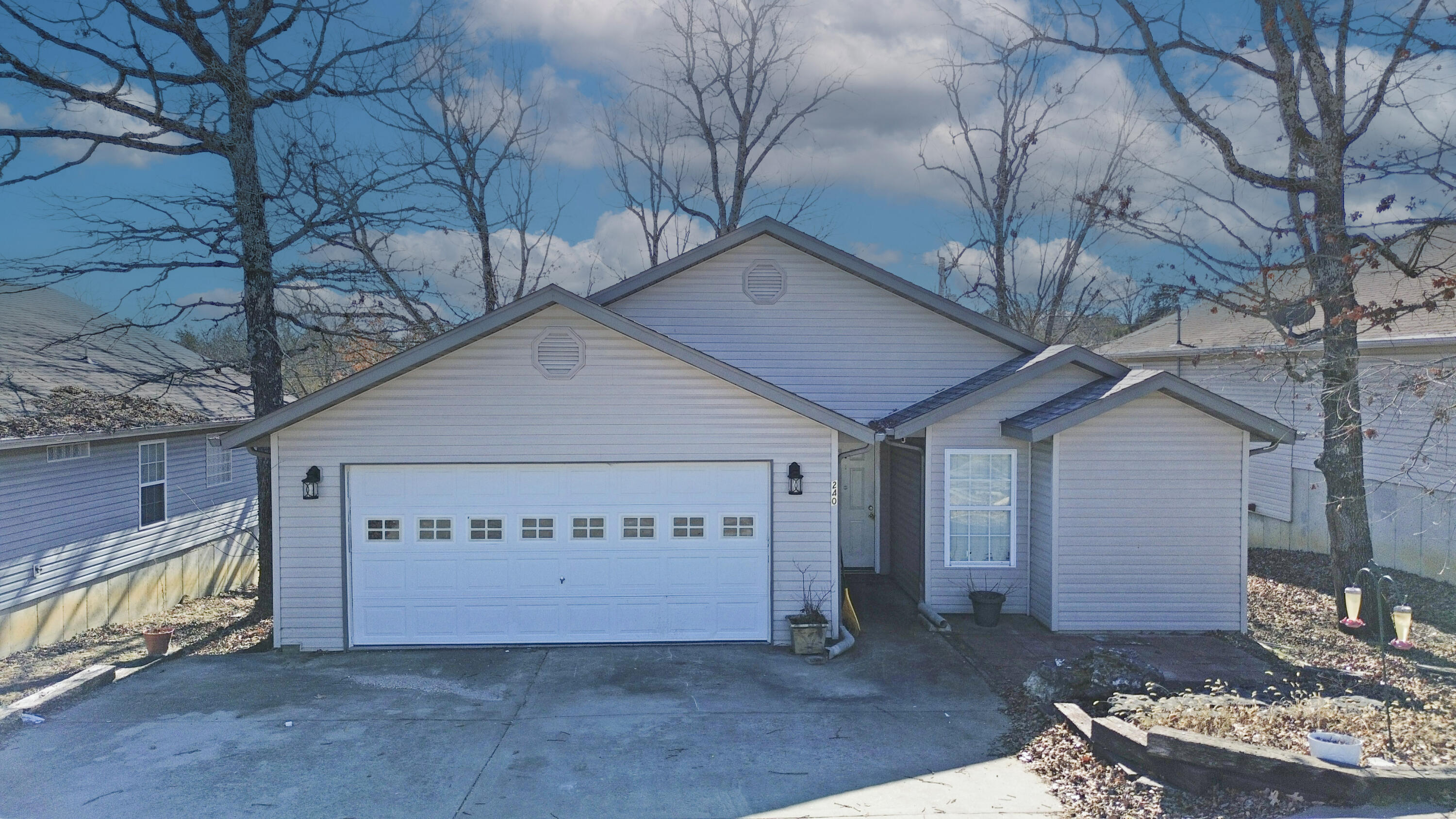 Located a short 15 minute drive from Branson's Entertainment District this offering features an open floor plan with vaulted ceilings providing a spacious ambience. The split floorplan design includes a bedroom and bath on one side with the master and 3rd bedroom on the other end of the home. The residence has been upgraded with laminate flooring throughout and with walk in entry there are no steps. The subdivision provides a community pool.