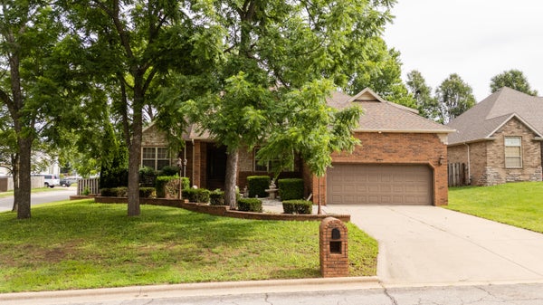 2229 E KENTWOOD ST, REPUBLIC, MO 65738 - Image 169f875c066577dc13e744cdac657818/564679538