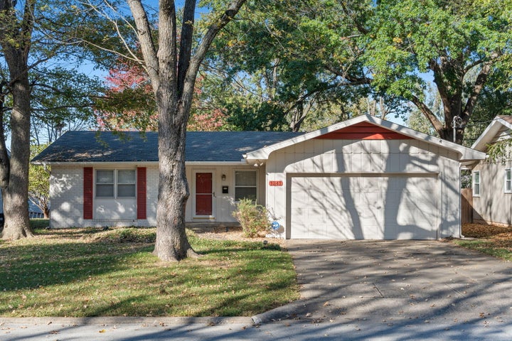 Photo 1 of 31 — 1341 S Arcadia Avenue, Springfield, MO 65804