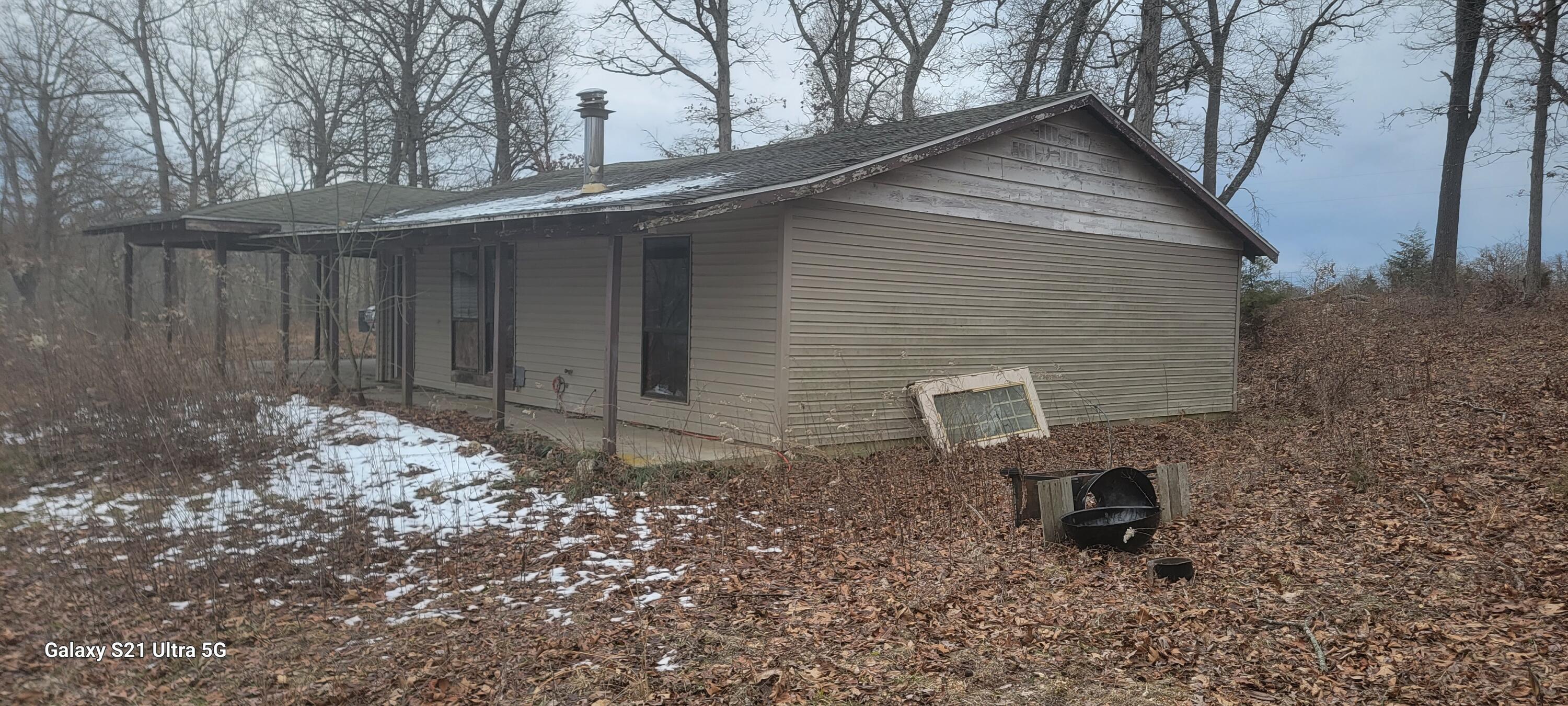 Good oppertunity property,10.4  acres with a fixer upper house!